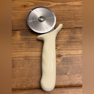 Dexter Russell Vintage Round Pizza Cutter 2 3/4" Blade White Grip Handle
